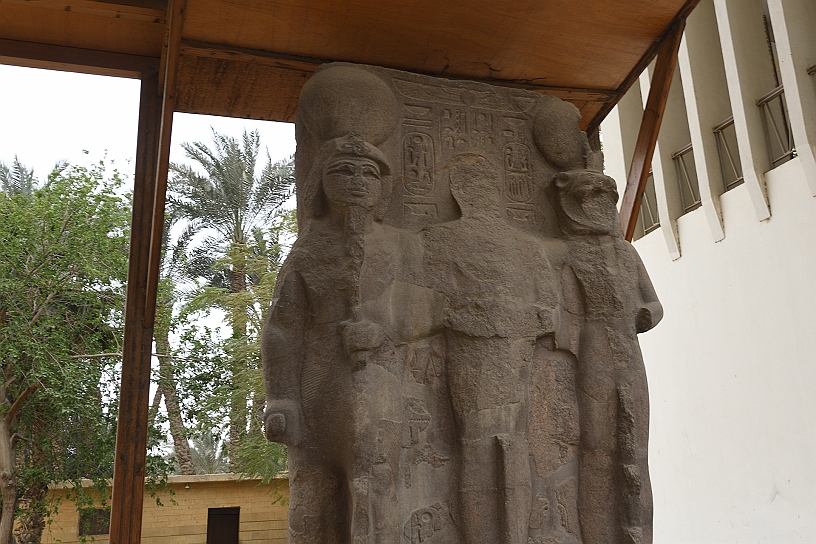 18 MAK_6869.jpg - la Triade di Menfi: Ptah: Il dio creatore, rappresentato al centro, Sekhmet la dea guerriera con testa di leonessa, raffigurata a destra, Nefertum il dio del loto e figlio della coppia, raffigurato a sinistra.